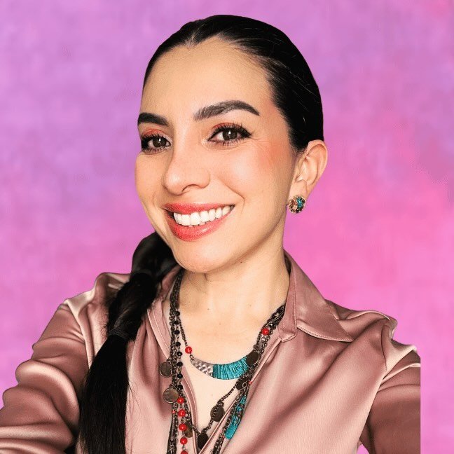 Retrato de Sandra Milena Mora Mora, psicóloga aeronáutica y fundadora de MindFlight Consult